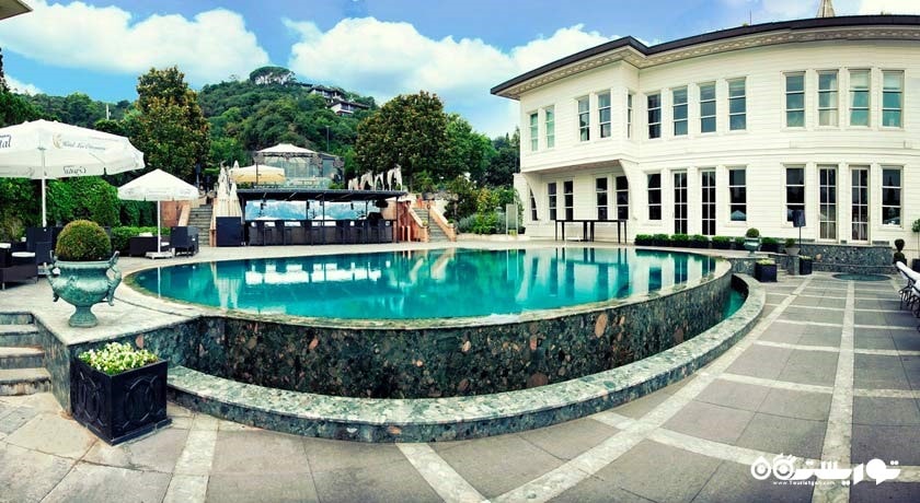 نمای استخر روباز و ساختمان هتل